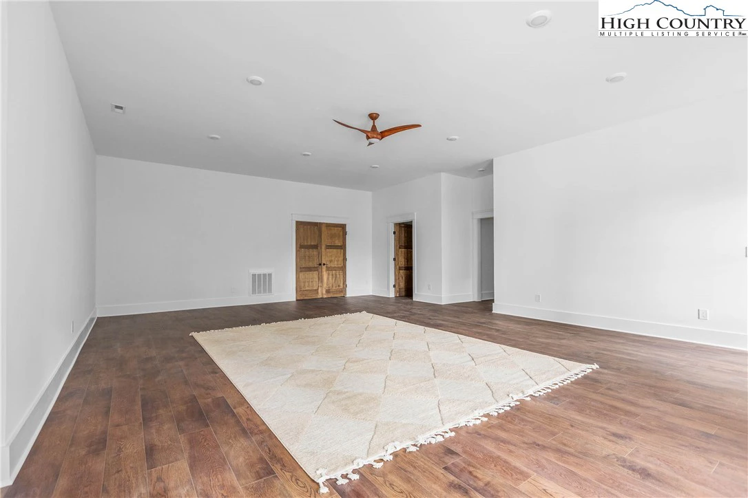 Image number 11 for the current listing