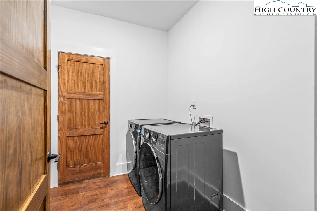 Image number 15 for the current listing