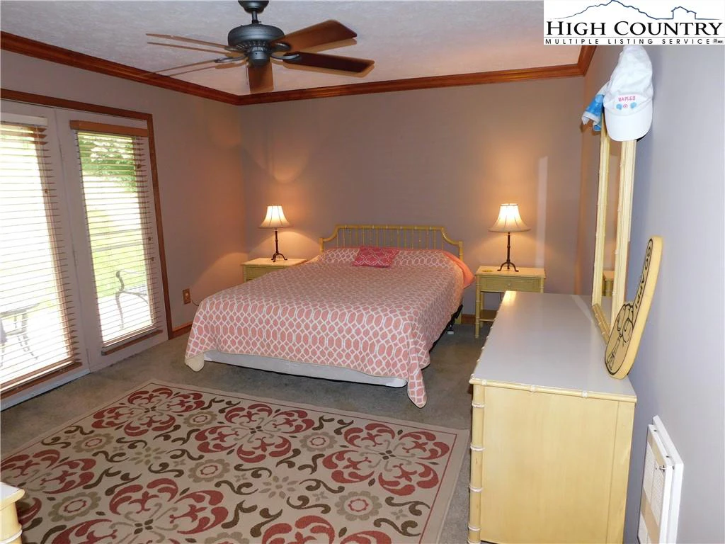 Image number 3 for the current listing