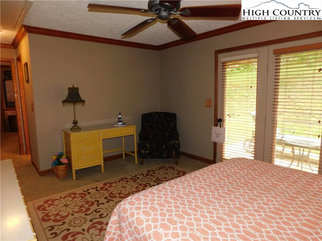 Image number 4 for the current listing