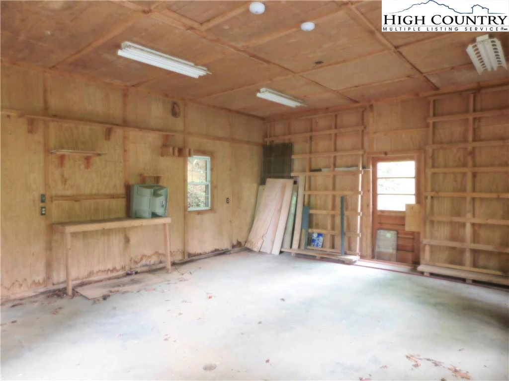Image number 14 for the current listing