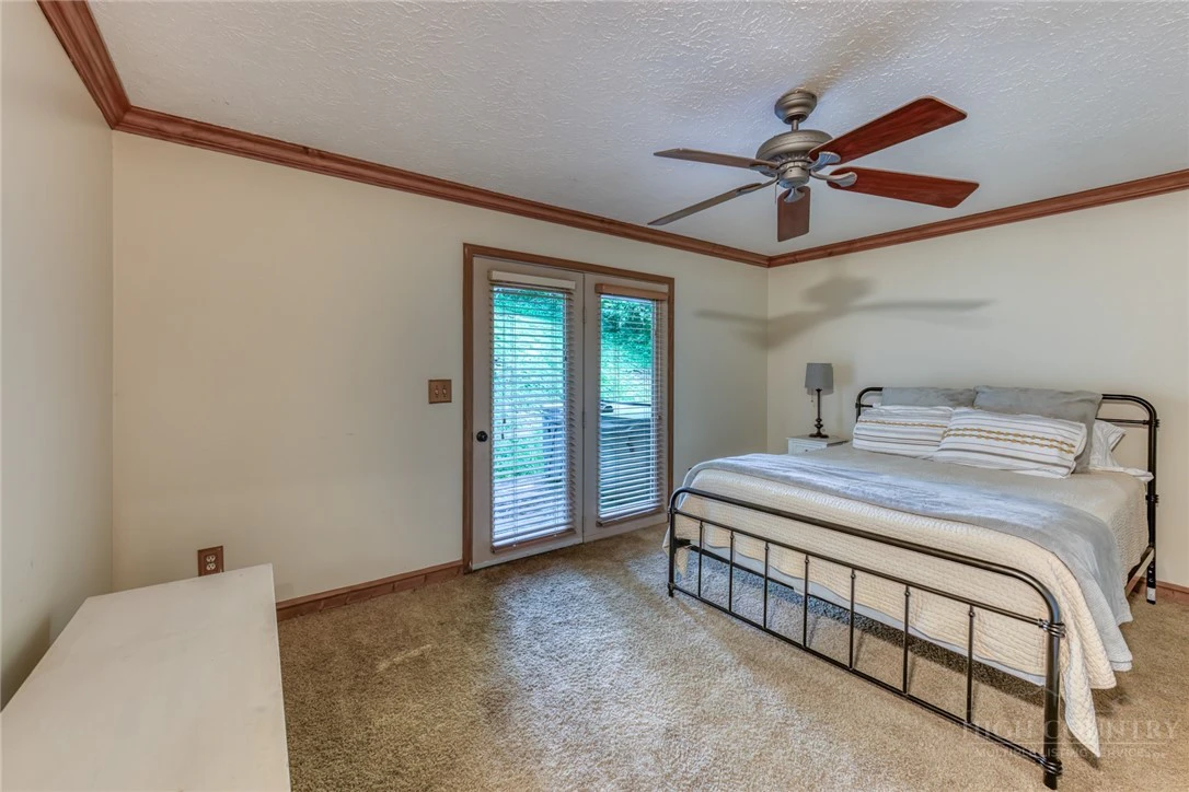 Image number 14 for the current listing