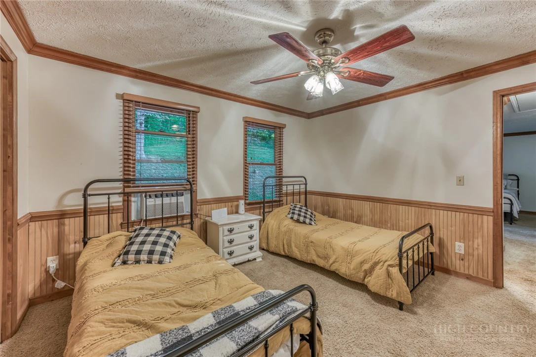 Image number 4 for the current listing
