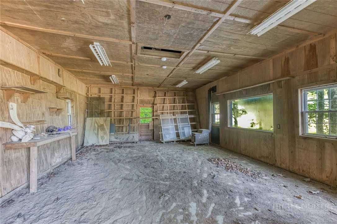 Image number 15 for the current listing