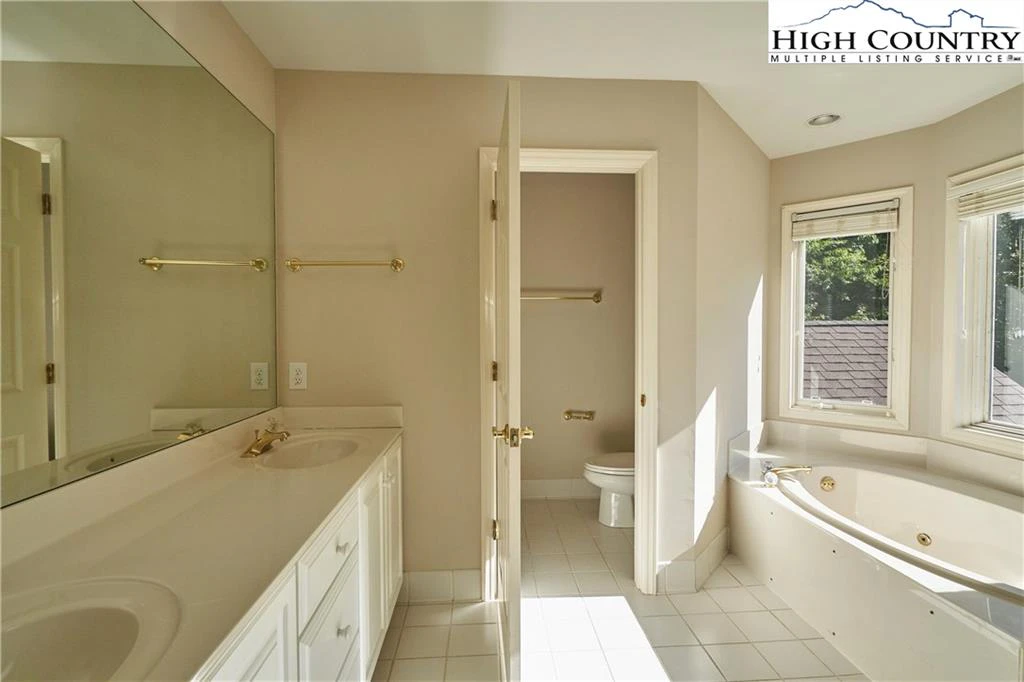 Image number 3 for the current listing