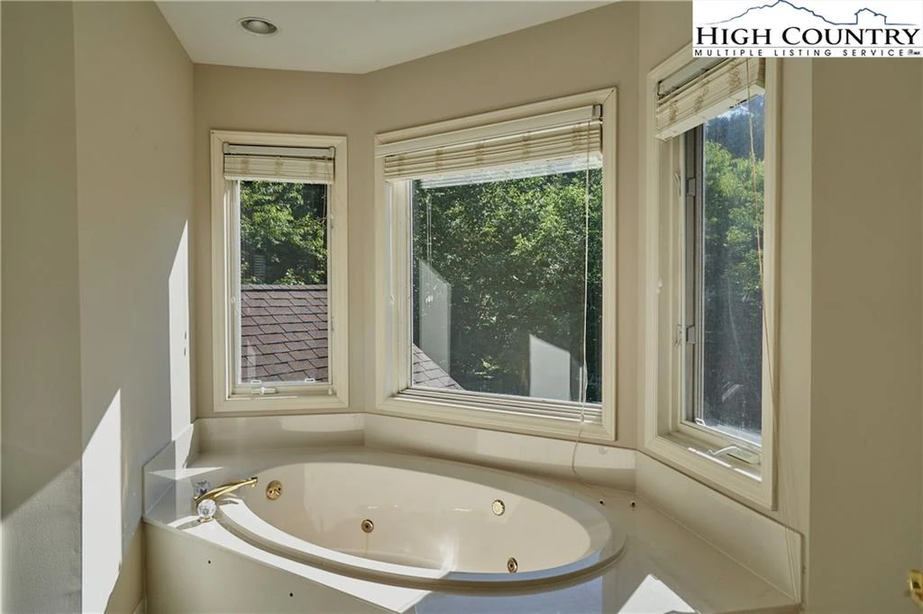 Image number 4 for the current listing