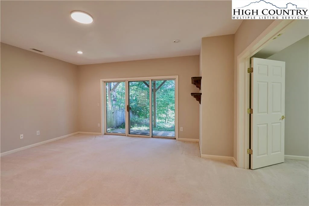 Image number 11 for the current listing