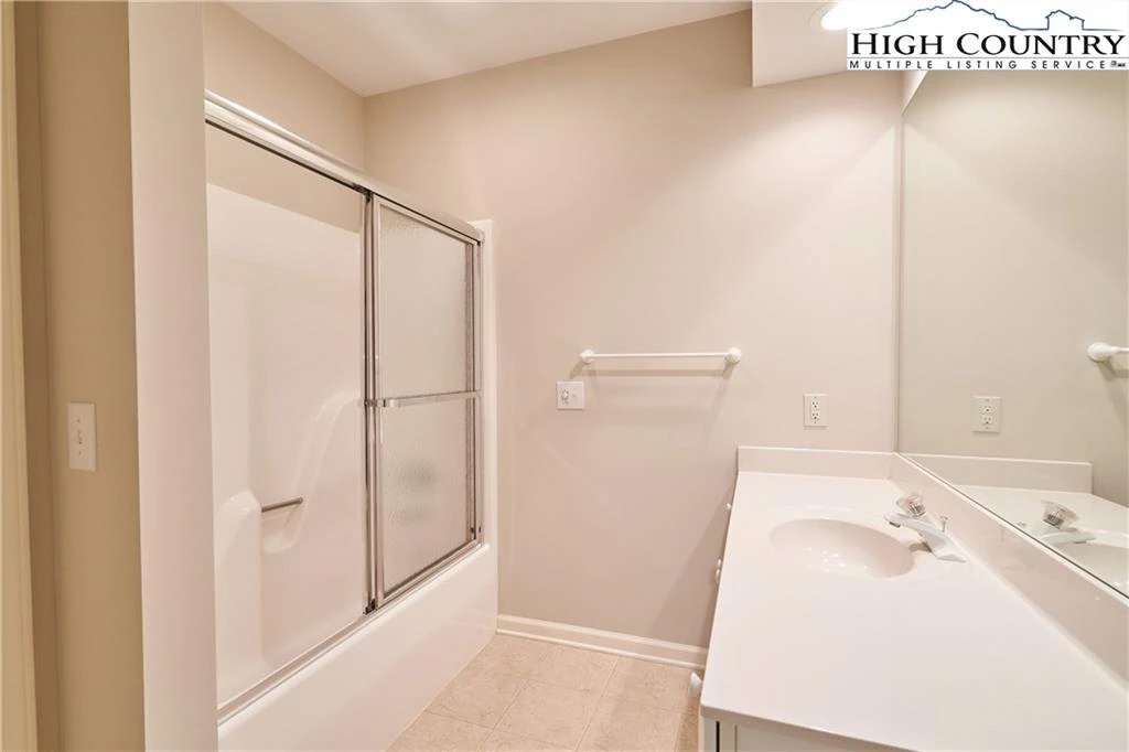 Image number 2 for the current listing