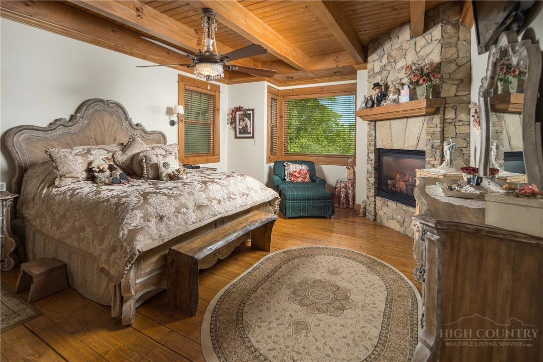 Image number 14 for the current listing