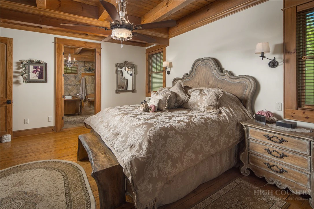 Image number 15 for the current listing