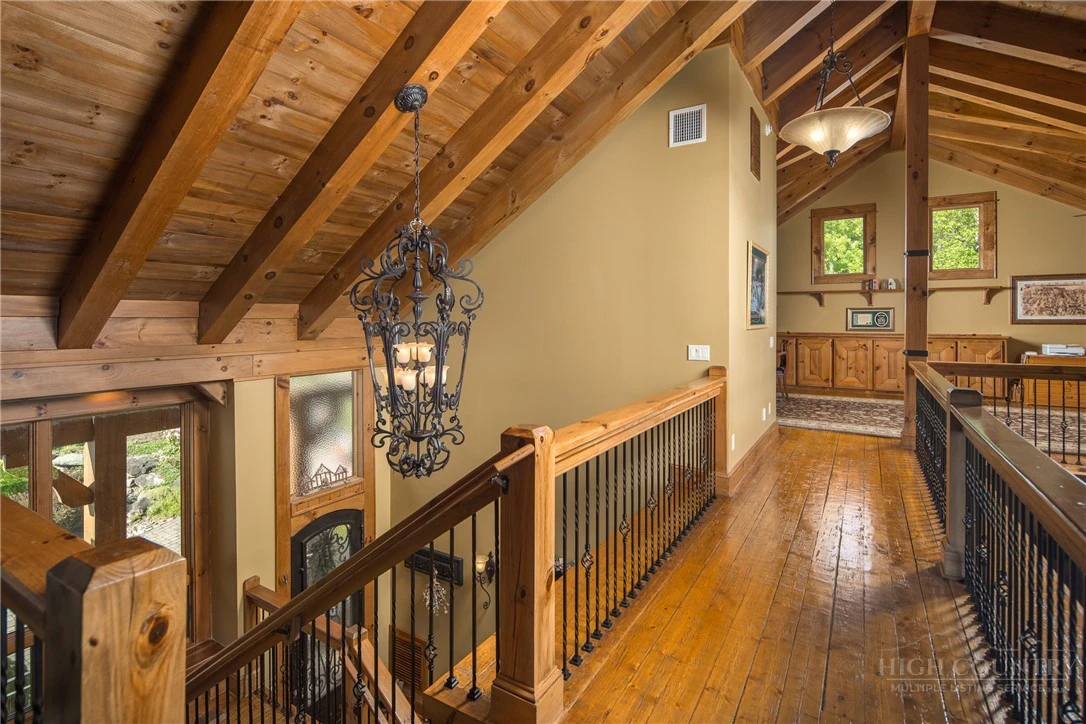 Image number 19 for the current listing
