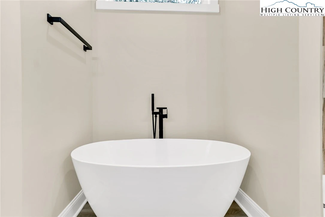 Image number 3 for the current listing