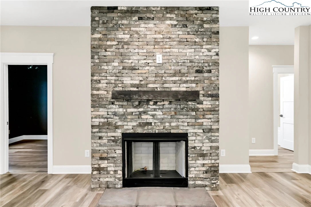 Image number 7 for the current listing