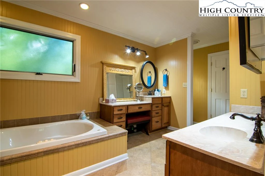 Image number 5 for the current listing