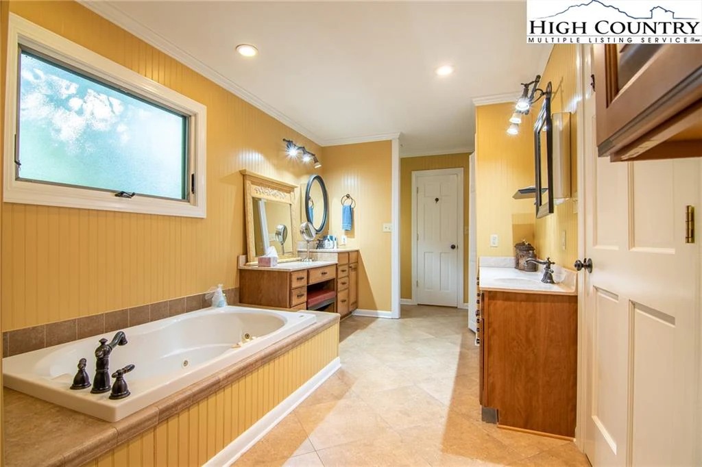 Image number 8 for the current listing