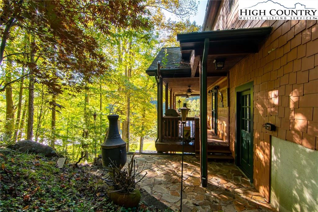 Image number 21 for the current listing