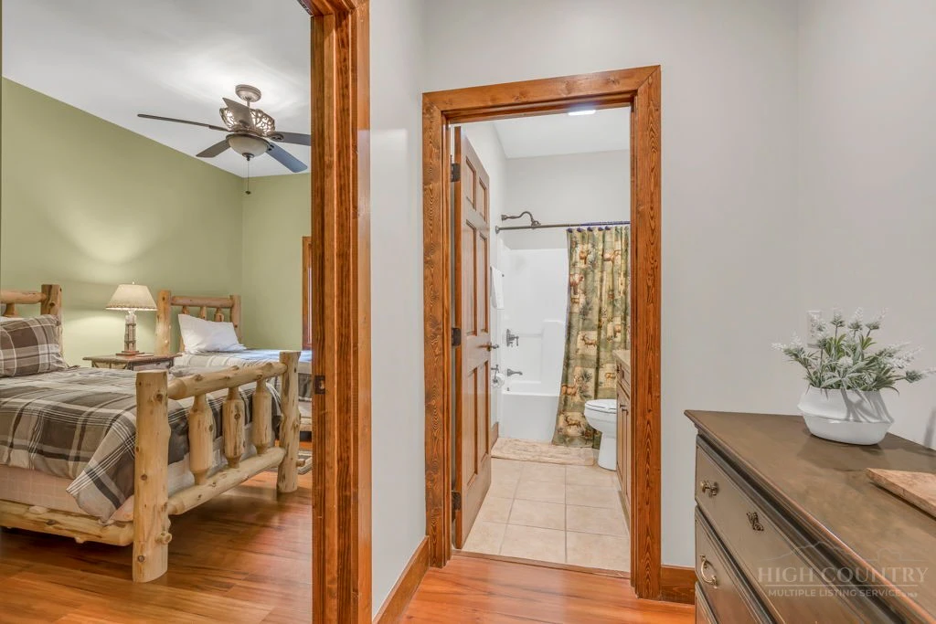 Image number 11 for the current listing