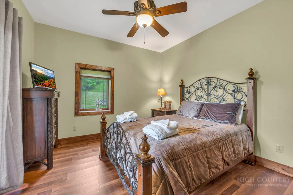 Image number 2 for the current listing