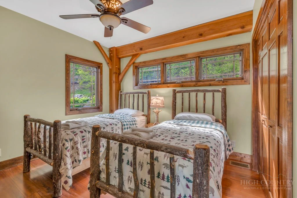 Image number 5 for the current listing