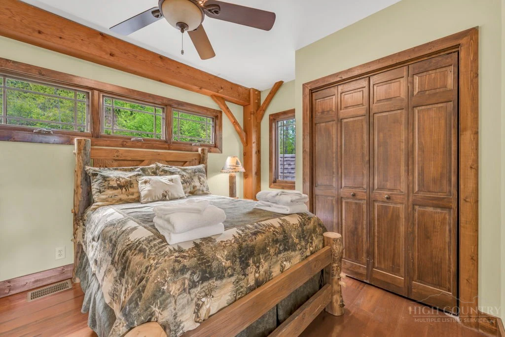 Image number 7 for the current listing
