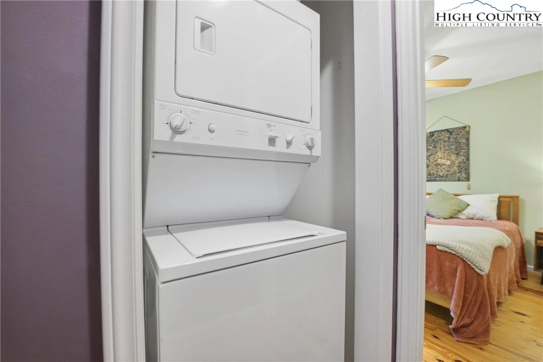 Image number 11 for the current listing