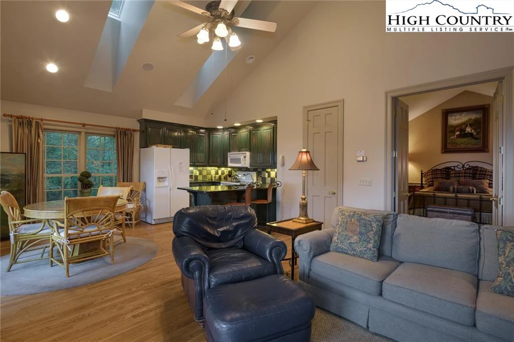 Image number 4 for the current listing