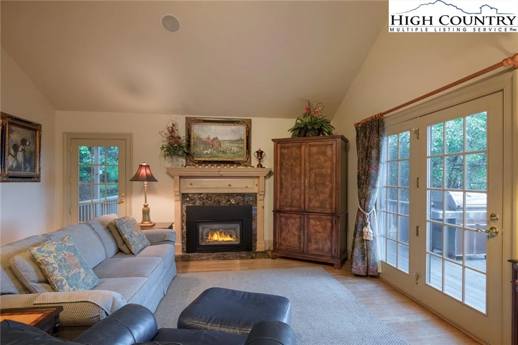 Image number 5 for the current listing