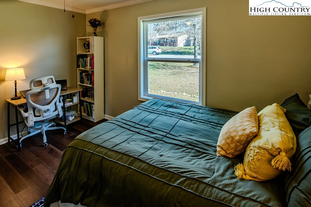 Image number 3 for the current listing