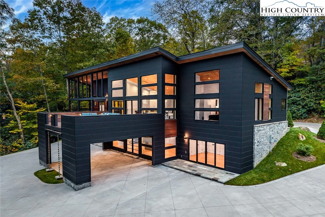 Image number 1 for the current listing