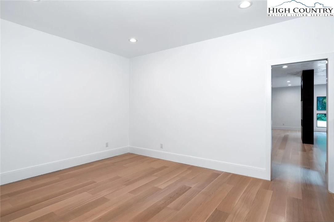 Image number 13 for the current listing