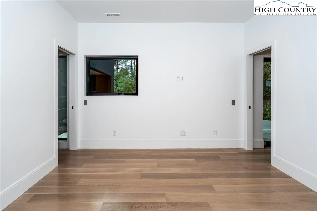Image number 14 for the current listing