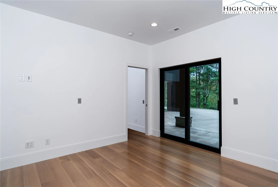 Image number 16 for the current listing