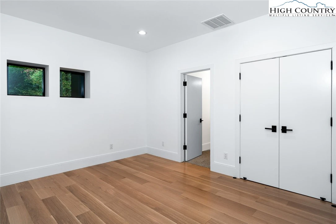Image number 15 for the current listing