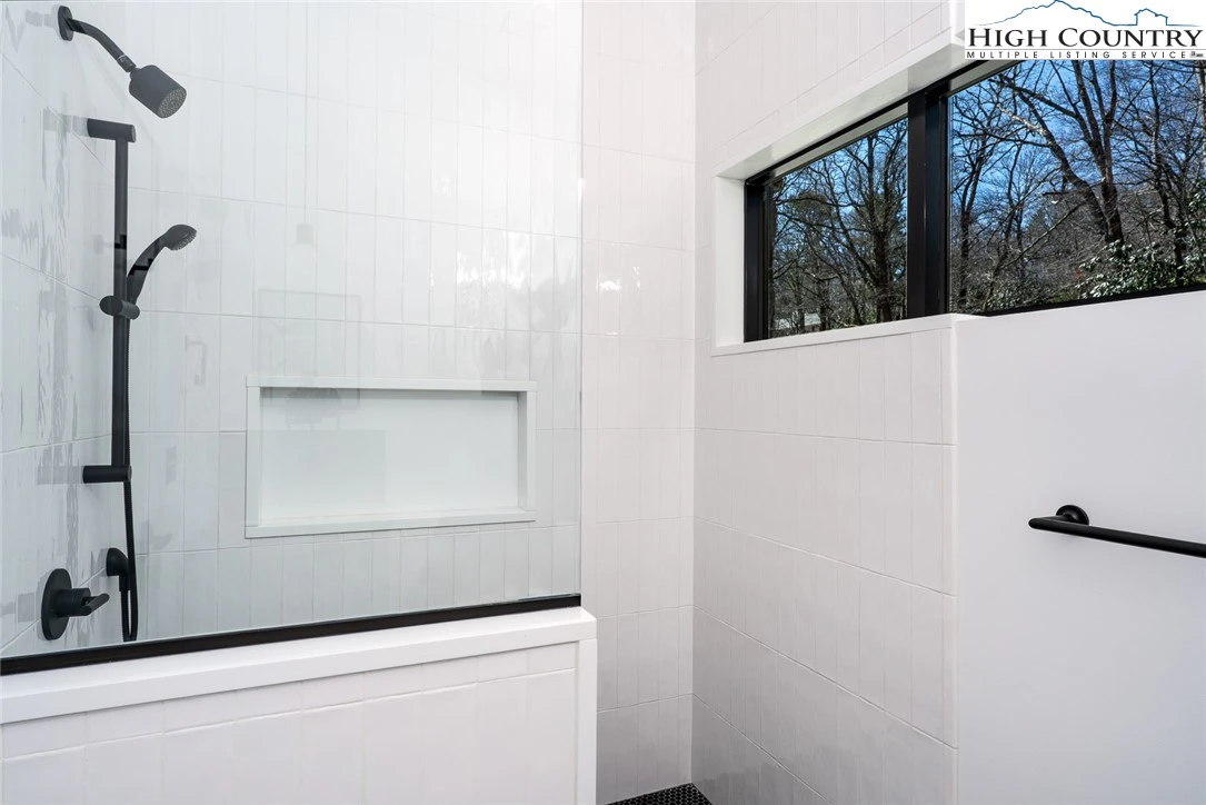 Image number 5 for the current listing