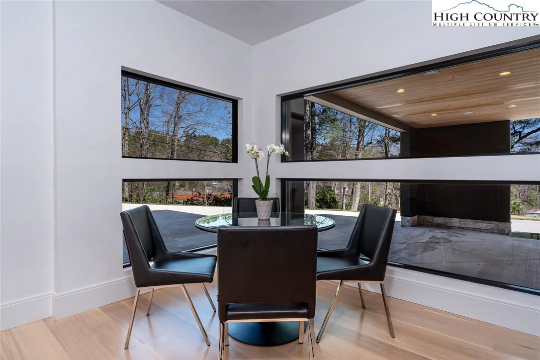 Image number 9 for the current listing