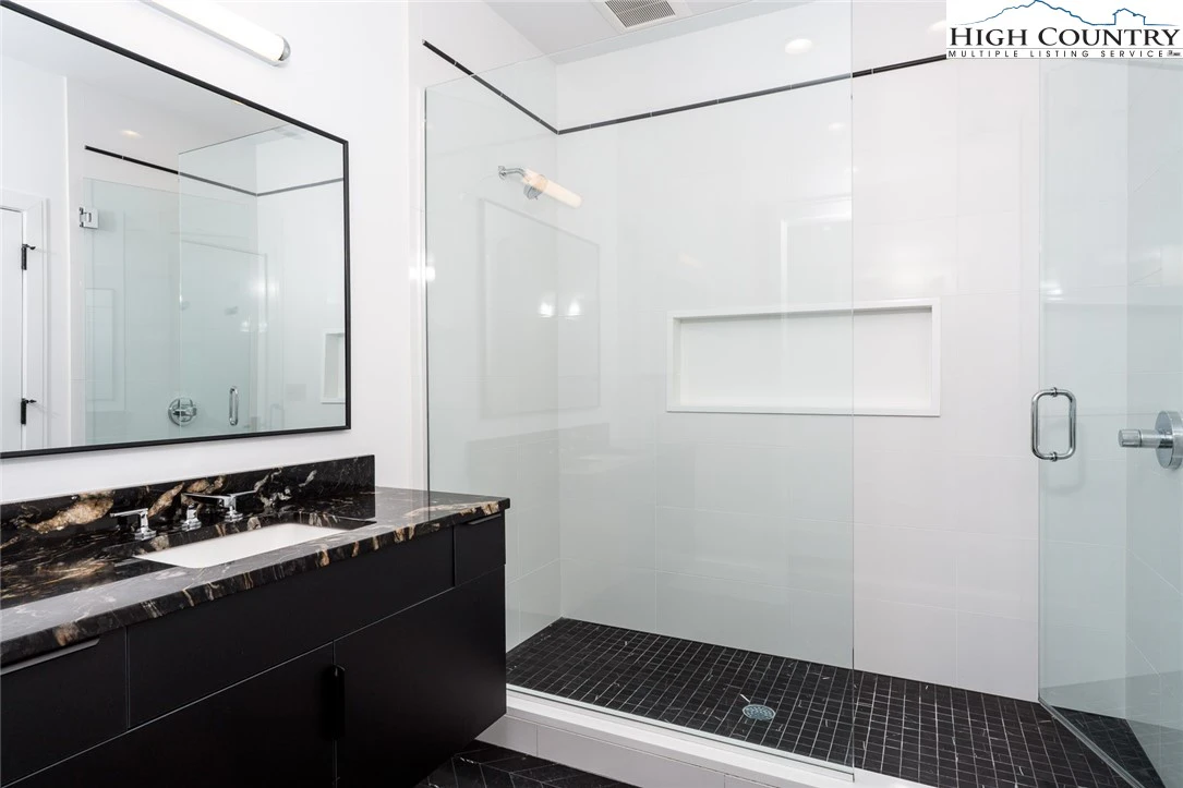 Image number 2 for the current listing