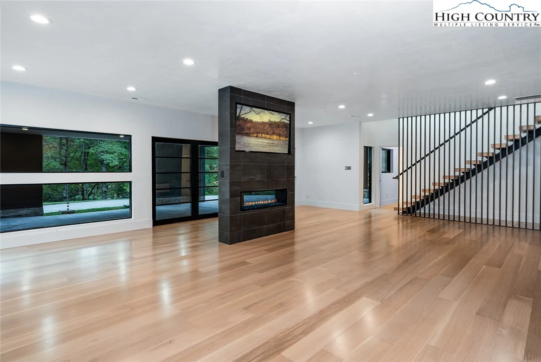 Image number 7 for the current listing