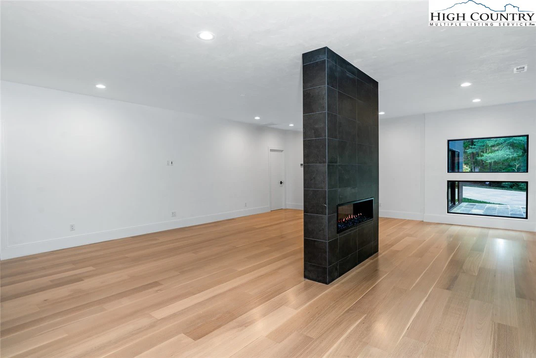 Image number 8 for the current listing