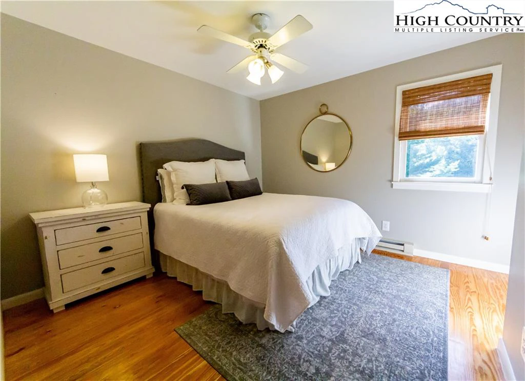 Image number 3 for the current listing