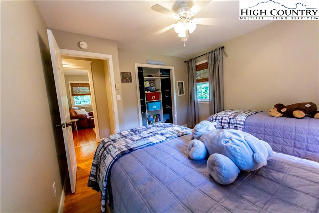 Image number 11 for the current listing