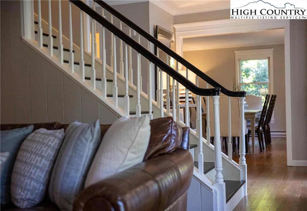 Image number 2 for the current listing