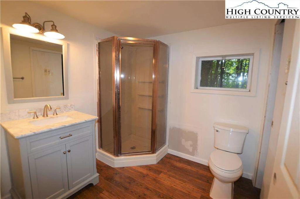 Image number 4 for the current listing