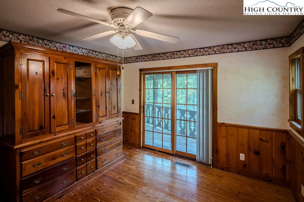Image number 5 for the current listing