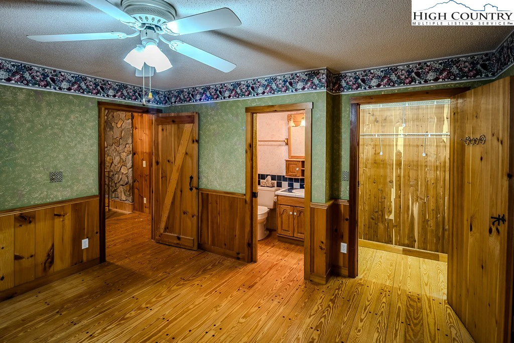 Image number 14 for the current listing