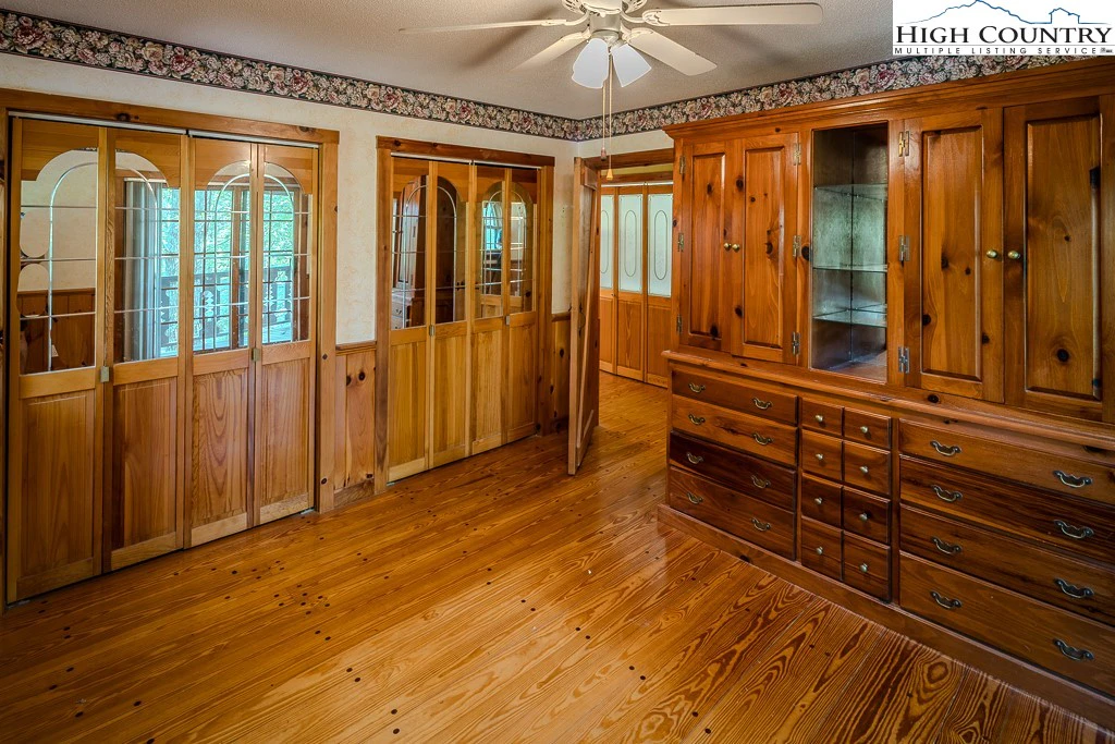 Image number 6 for the current listing