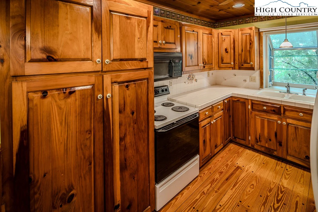 Image number 9 for the current listing