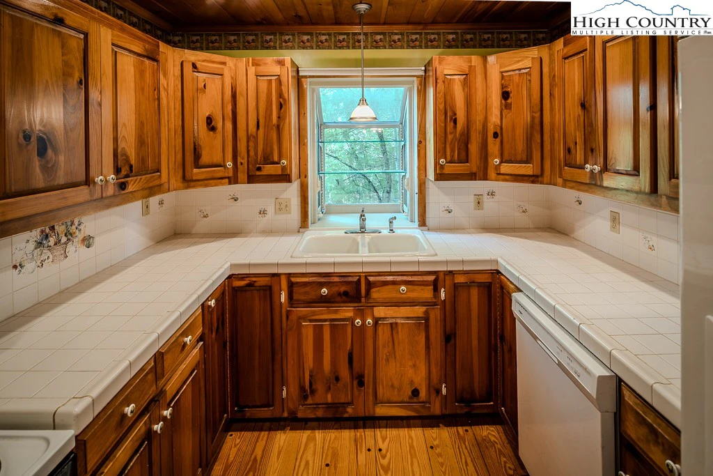 Image number 10 for the current listing