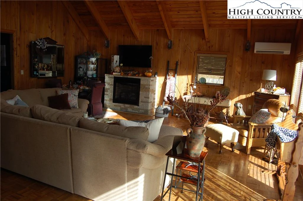 Image number 19 for the current listing
