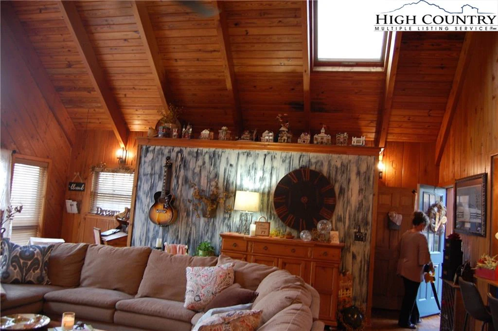Image number 18 for the current listing