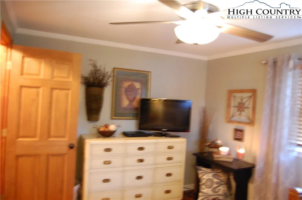 Image number 8 for the current listing